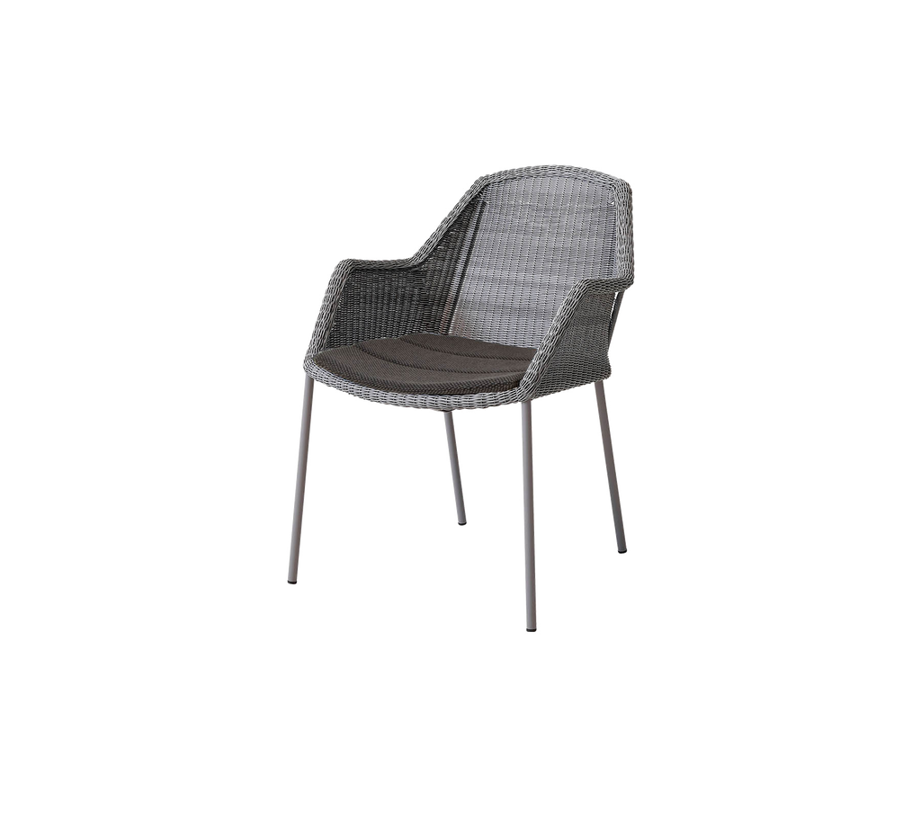 Stijlvolle gevlochten stoel met een strak ontwerp, voorzien van een stevig frame en een comfortabele zitting, ideaal voor diverse omgevingen.
