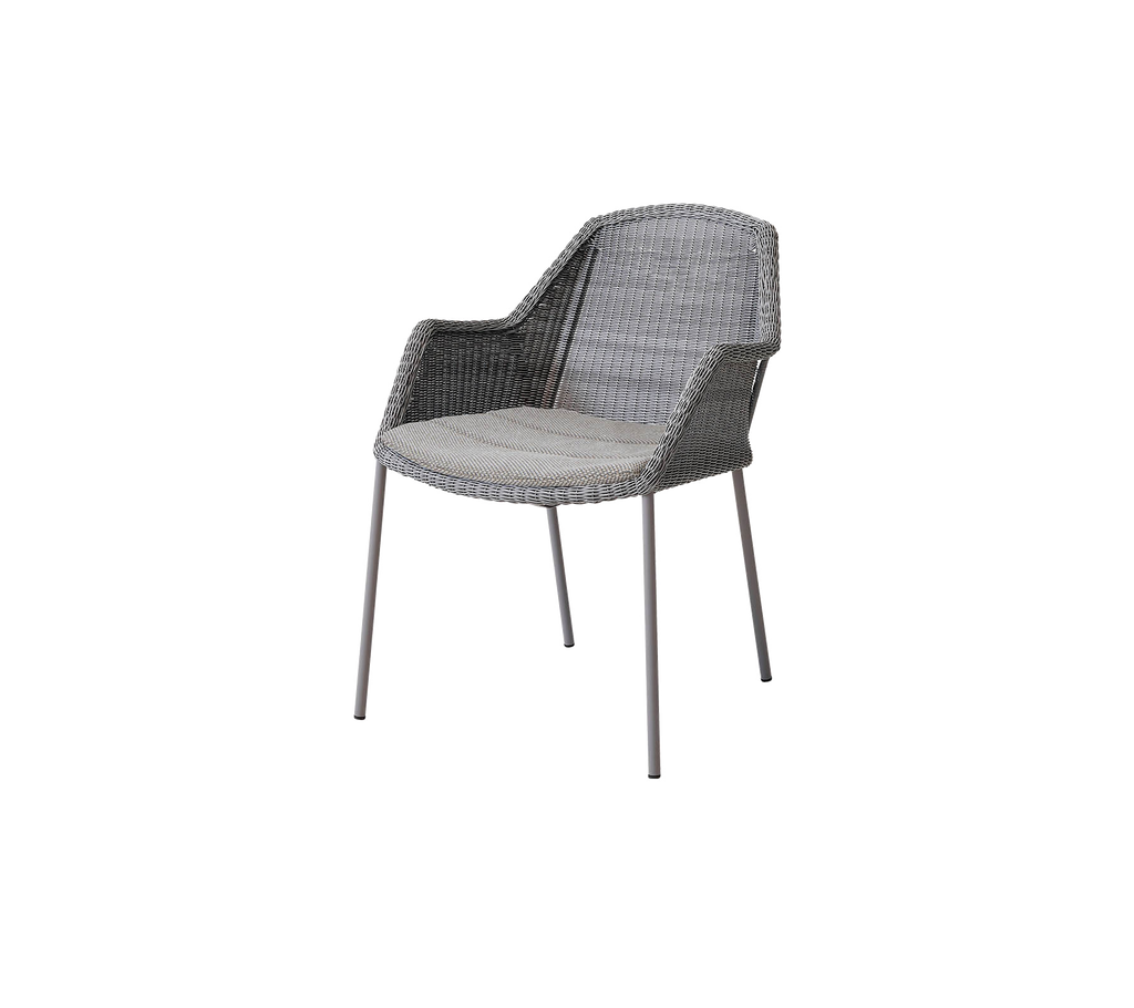 Stijlvolle stoel met een geweven ontwerp en comfortabele zitting, perfect om elke ruimte te verfraaien met moderne elegantie.