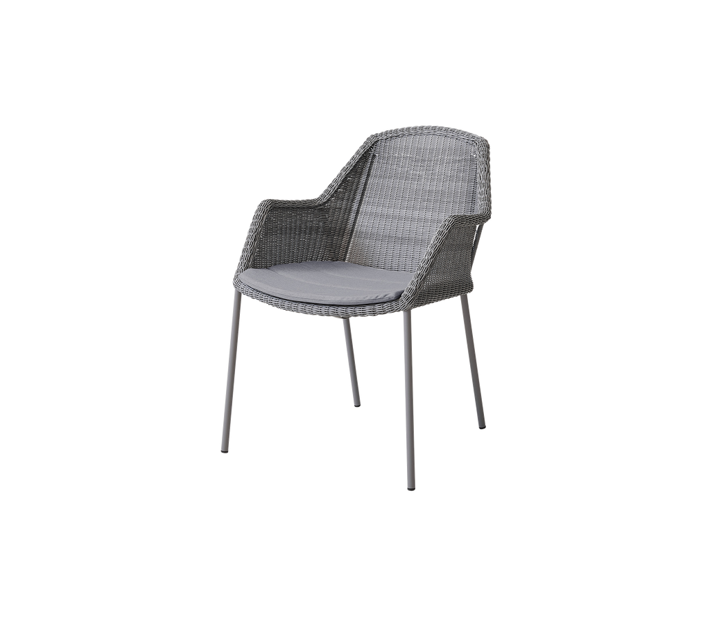 Grijze geweven fauteuil met een comfortabele, gevoerde zitting, ontworpen voor stijlvolle zitplaatsen in verschillende omgevingen.