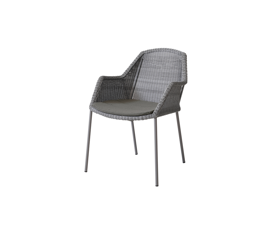 Stijlvolle grijze stoel met een geweven textuur en comfortabele armleuningen, voorzien van slanke poten en een eigentijds ontwerp.