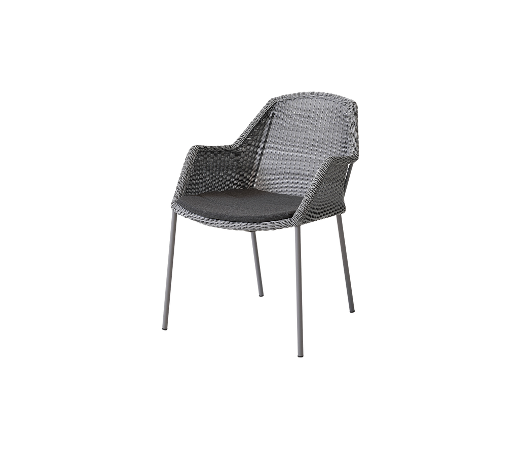 Stijlvolle geweven stoel met een comfortabele zitting en armleuningen, met een strak ontwerp en stevige poten, perfect voor moderne ruimtes.