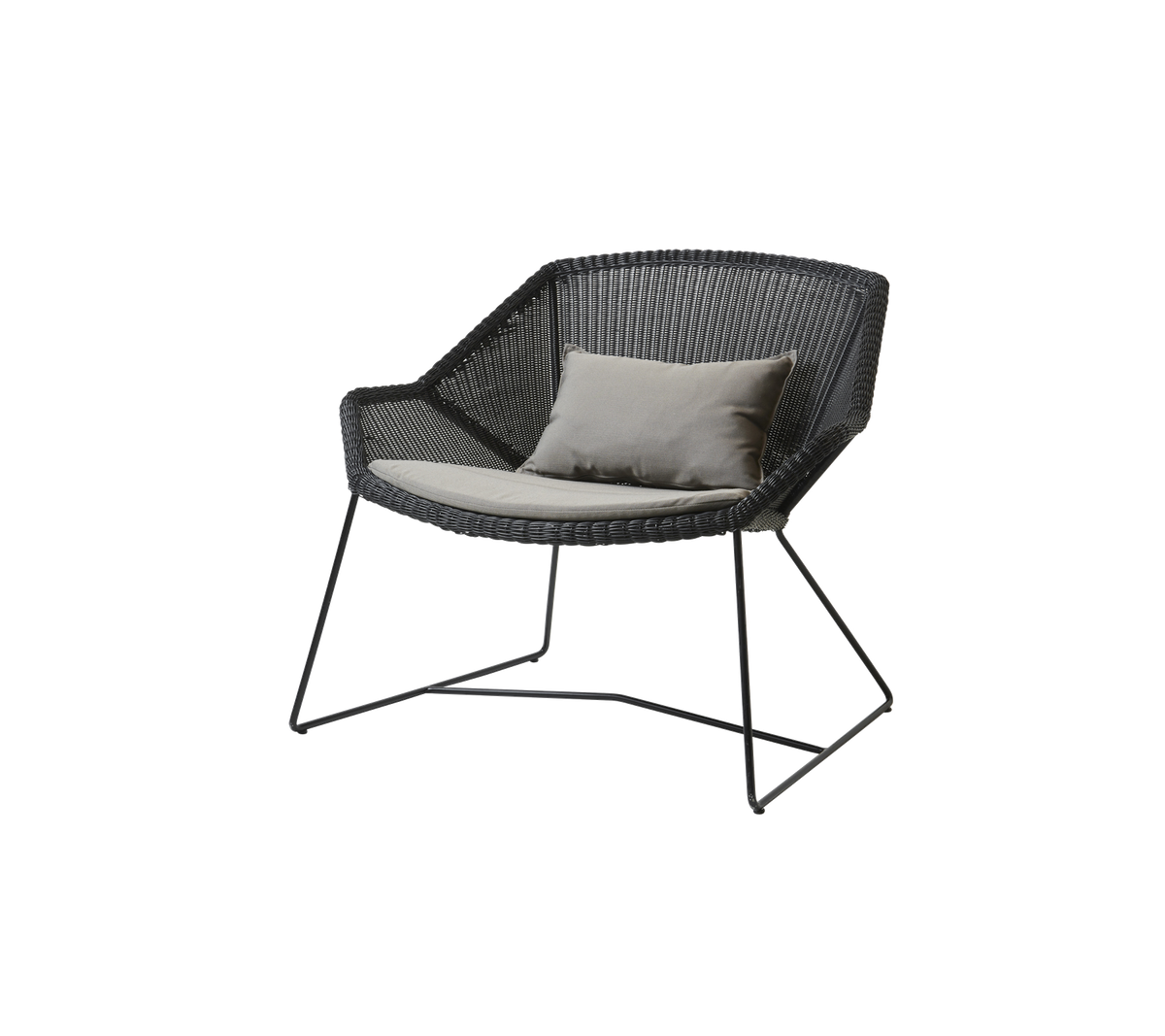Stijlvolle zwarte stoel met een uniek geweven ontwerp en een licht kussen voor extra comfort. Ideaal voor ontspanning.
