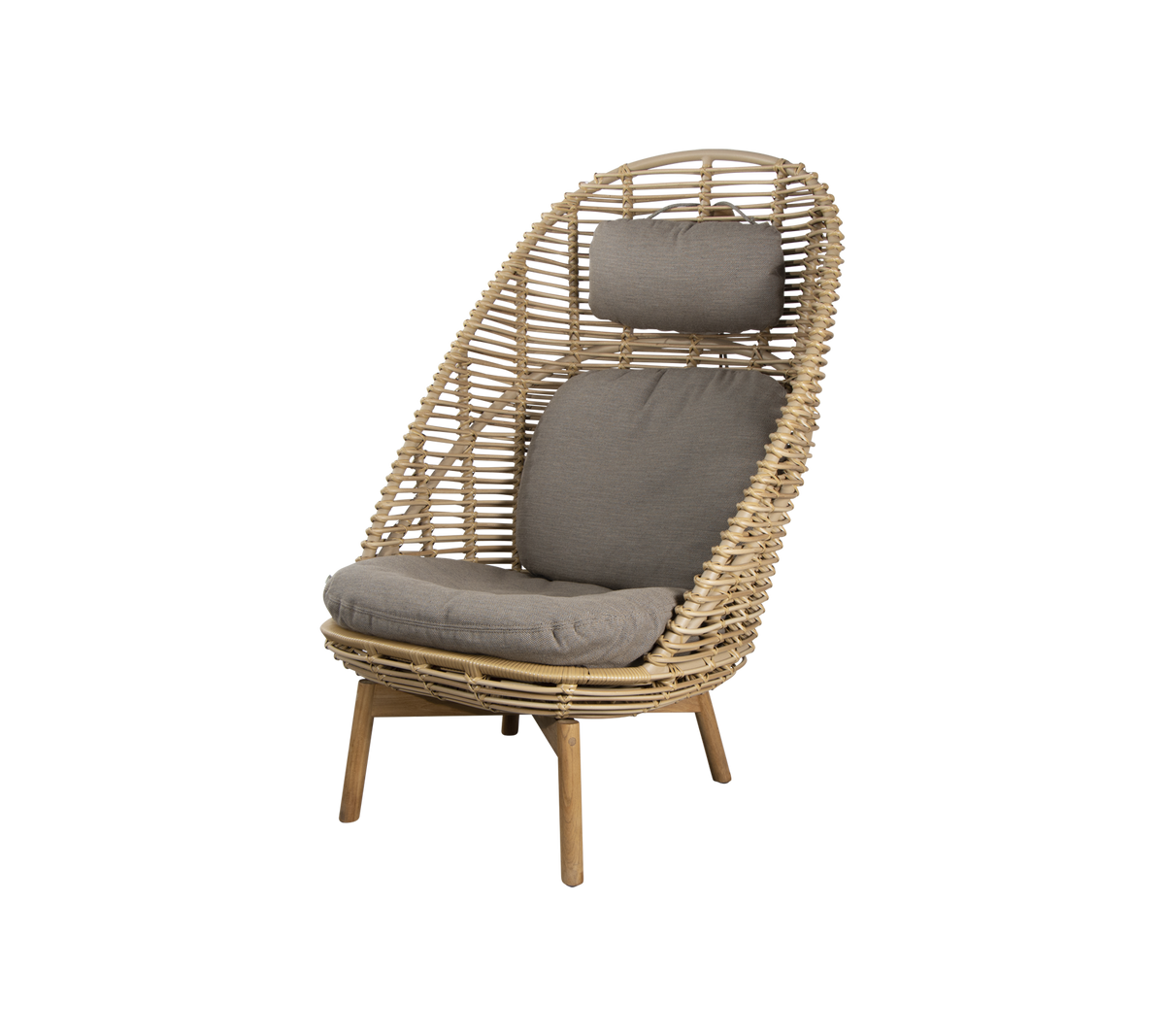 Stijlvolle rotan stoel met een hoge rugleuning en zachte grijze kussens, perfect voor ontspanning en eigentijdse decoratie.