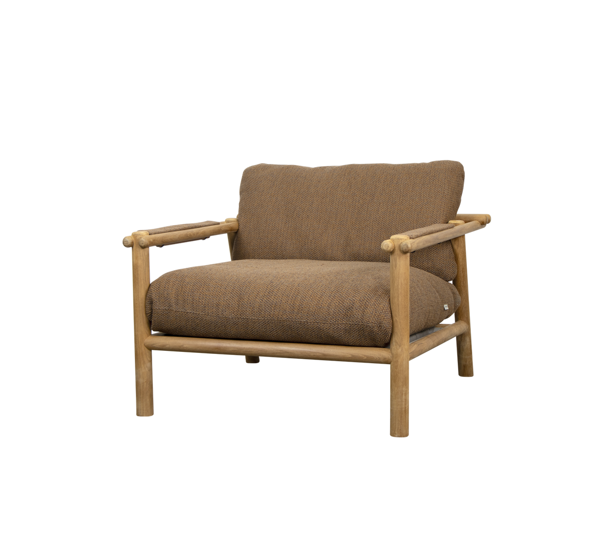 Een comfortabele stoel met een houten frame en zachte bruine kussens, ontworpen voor ontspanning en stijl.