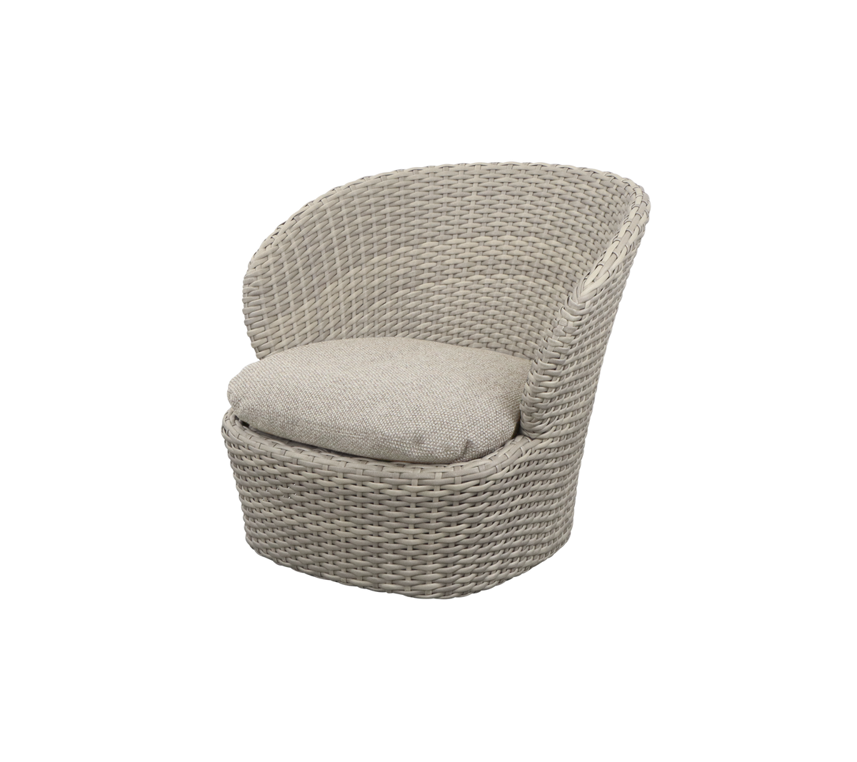 Gezellige, gebogen stoel met een gevlochten ontwerp en een zachte kussen, die een comfortabele zitoptie voor ontspanning biedt.