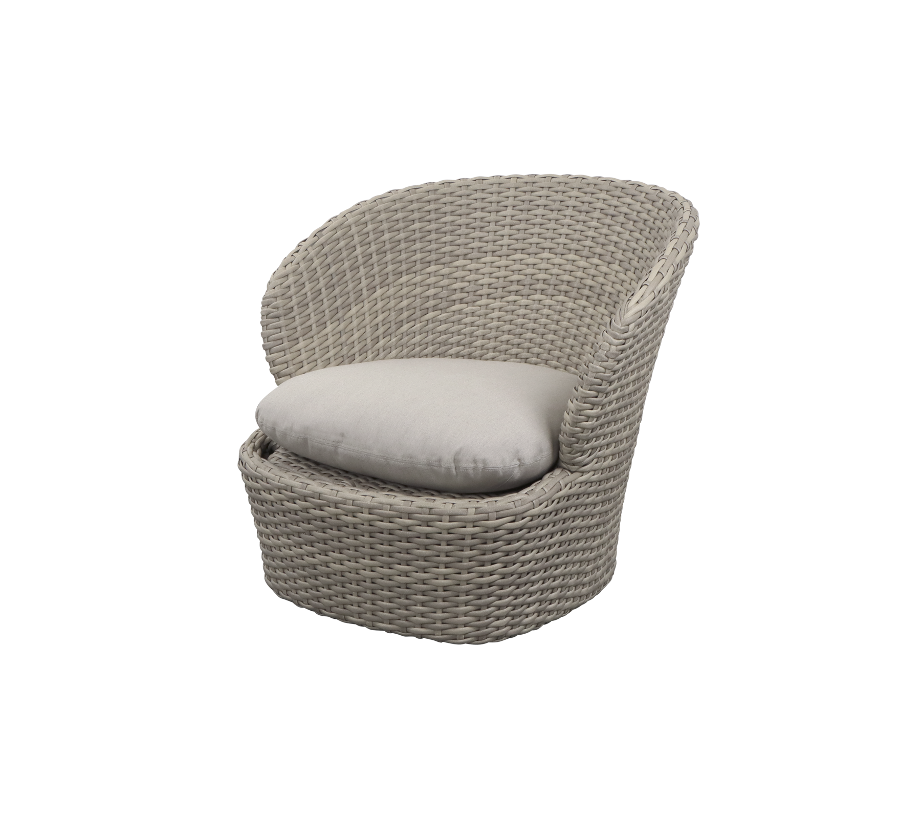 Een gezellige, geweven stoel met een kussen, ontworpen voor ontspanning en comfort, met een ronde, contoured vorm.