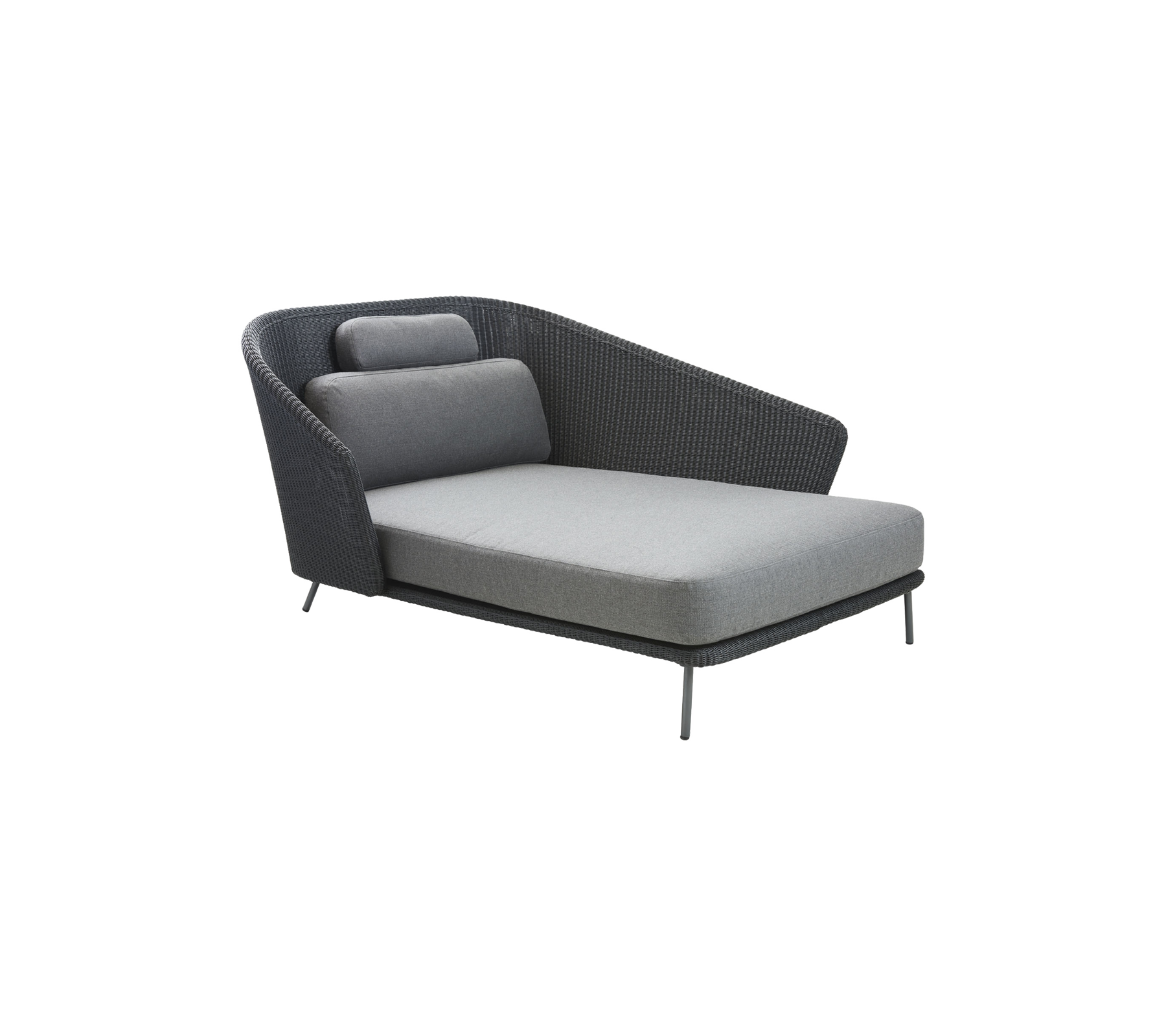 Moderne loungestoel met een slank ontwerp, met een grijze stoffen zitting en rugleuning, aangevuld met een unieke armleuningvorm.