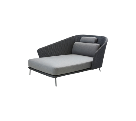 Een moderne loungestoel met een strakke vormgeving, met een gewatteerde zitting en een hellende rugleuning voor comfort en stijl.