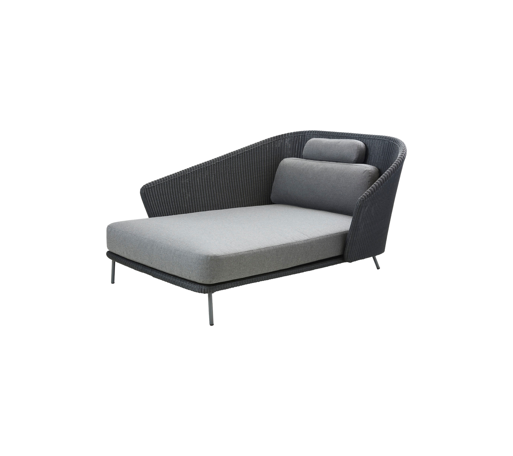 Een moderne loungestoel met een strakke vormgeving, met een gewatteerde zitting en een hellende rugleuning voor comfort en stijl.