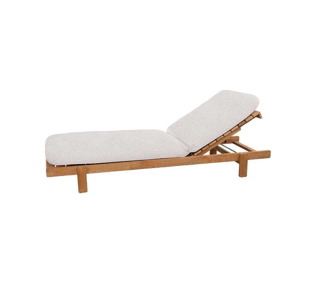 Teak loungestoel met zandkleurig kussen in moderne stijl.