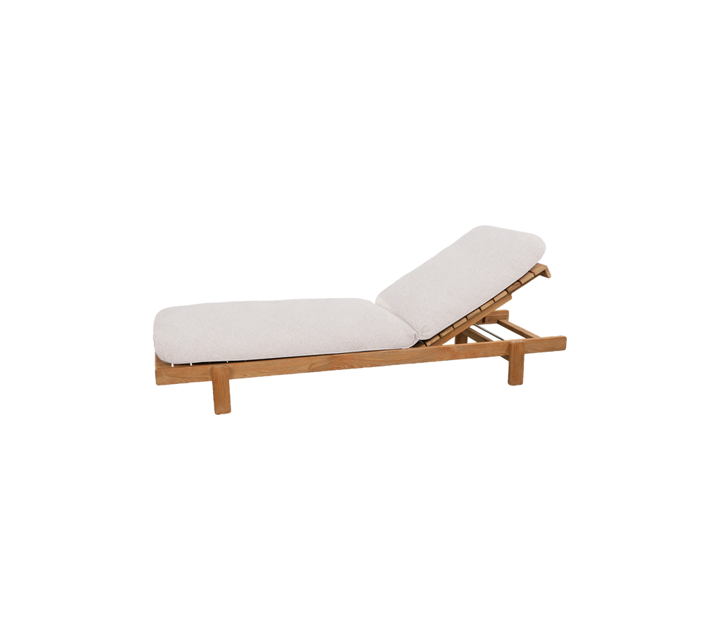 Teakhouten lounge stoel met zandkleurig kussen in een modern ontwerp.