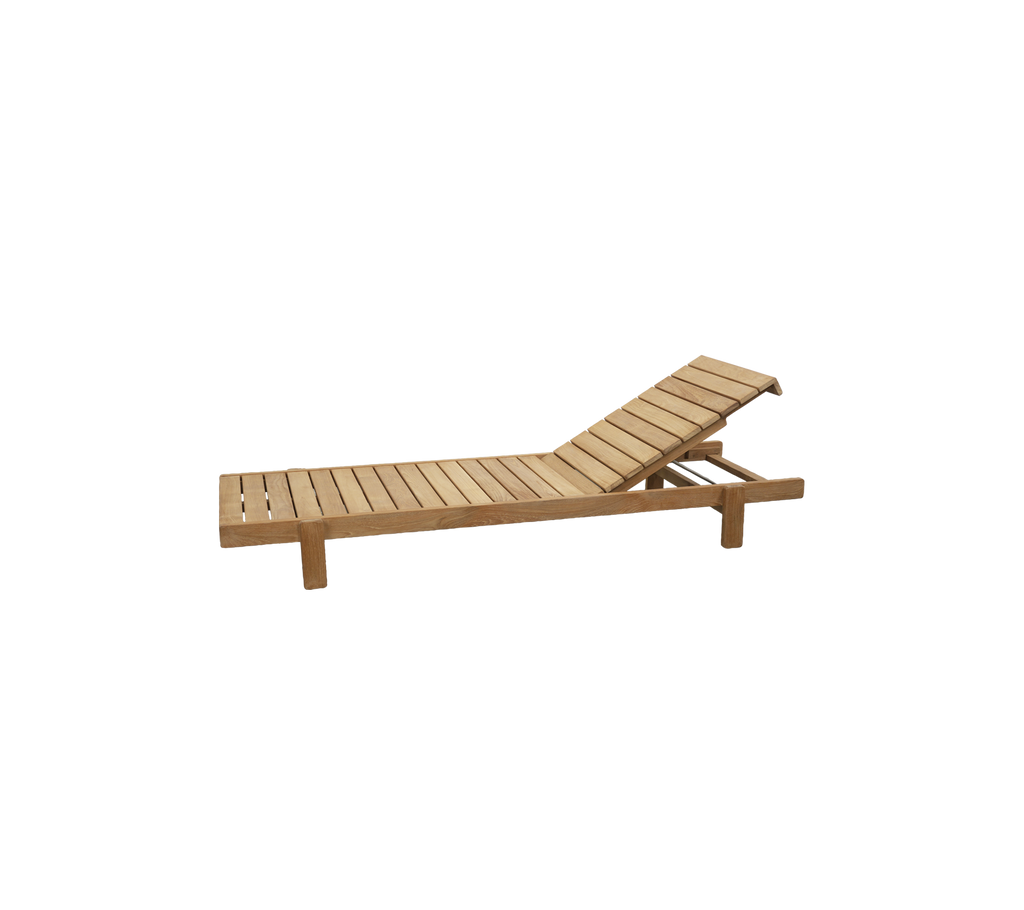 Teak loungestoel met verstelbare rugleuning in een modern ontwerp.
