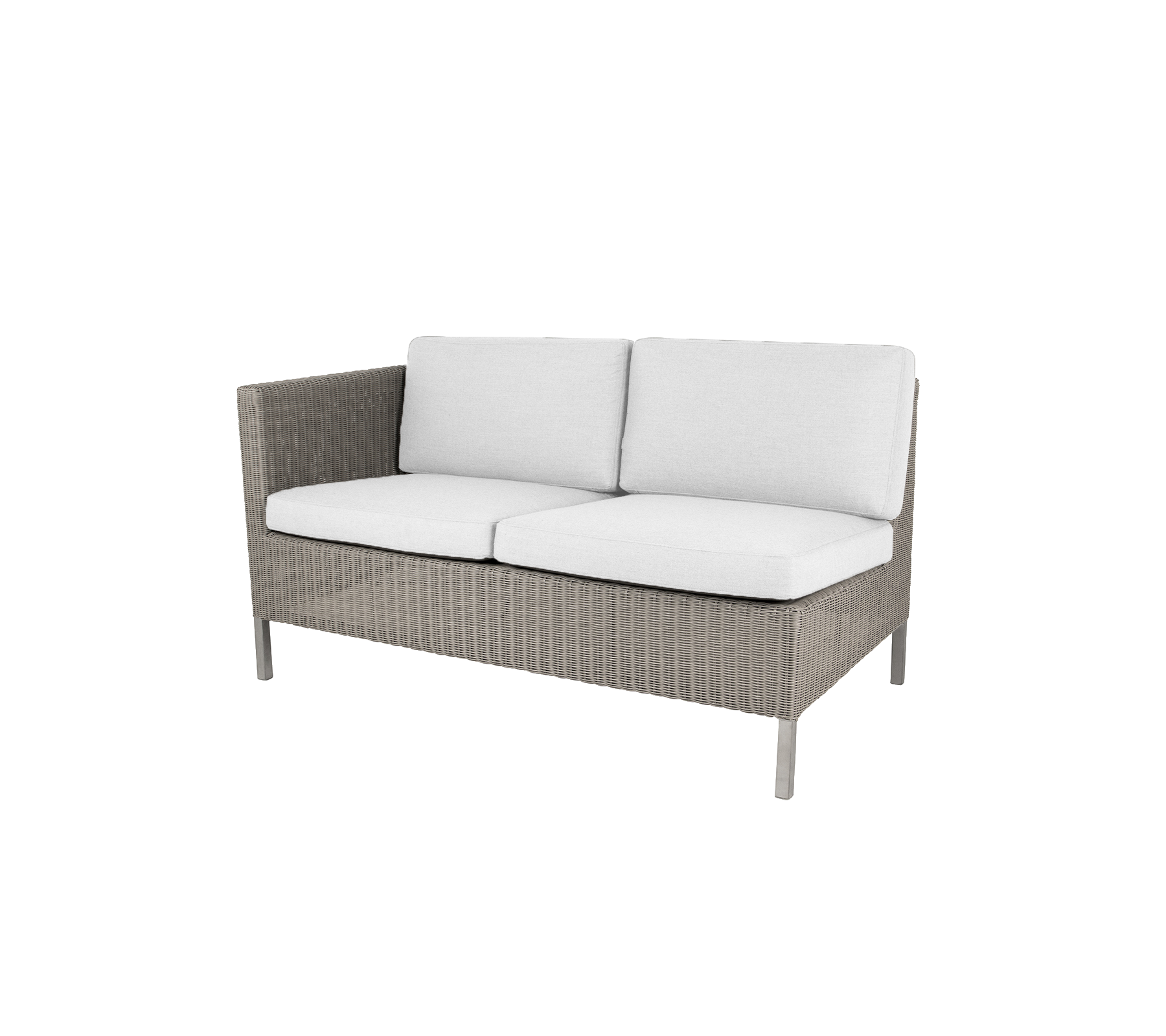 Grijze vlechtbank met zachte witte kussens, ontworpen voor comfort en stijl in informele zitruimtes.