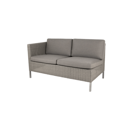 Comfortabele tweezitsbank met lichtgrijze kussens en een geweven design, perfect voor stijlvolle ontspanning.