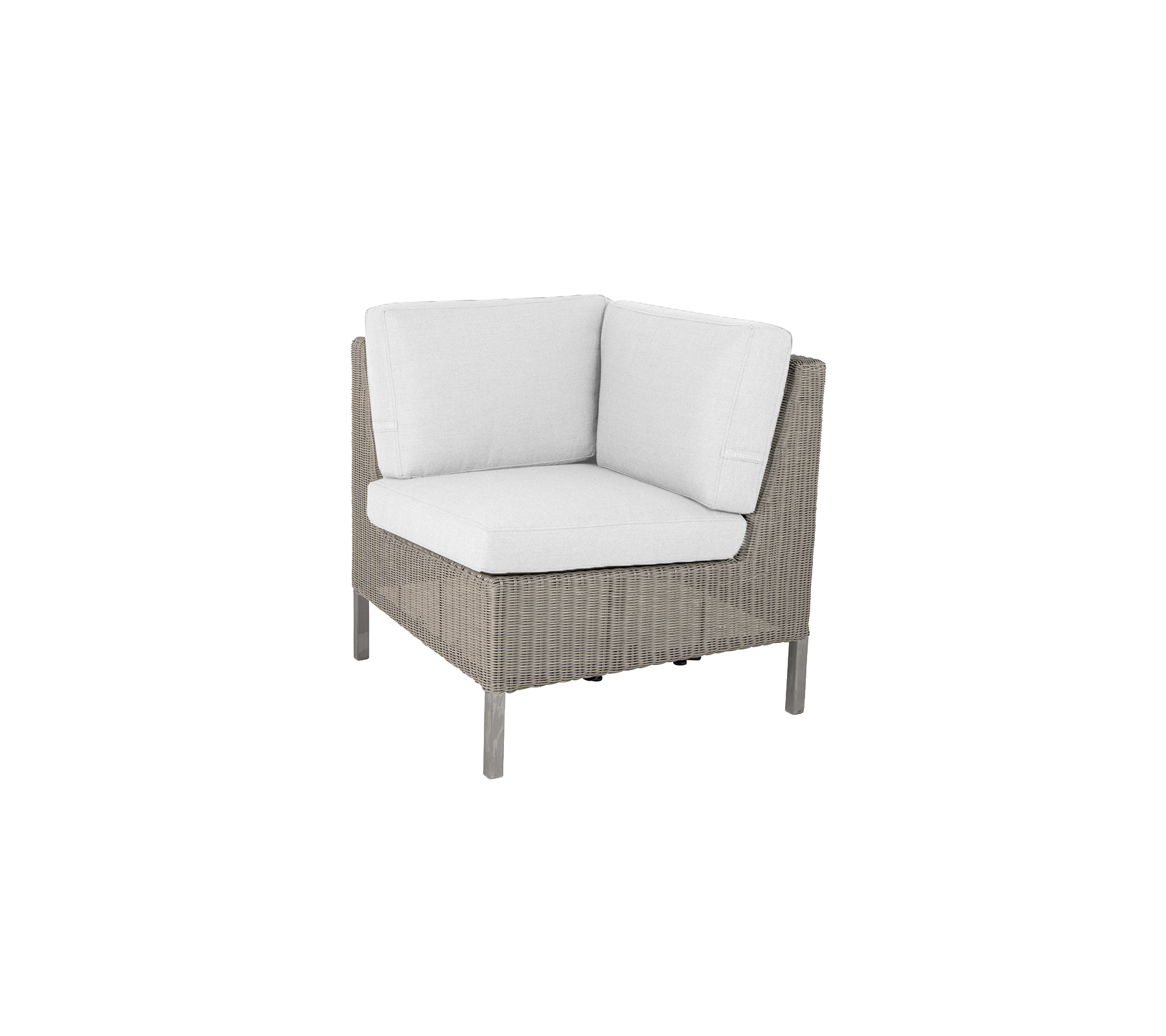 Hoekstoel met een geweven buitenkant en zachte witte kussens, perfect om comfort en stijl aan elke ruimte toe te voegen.