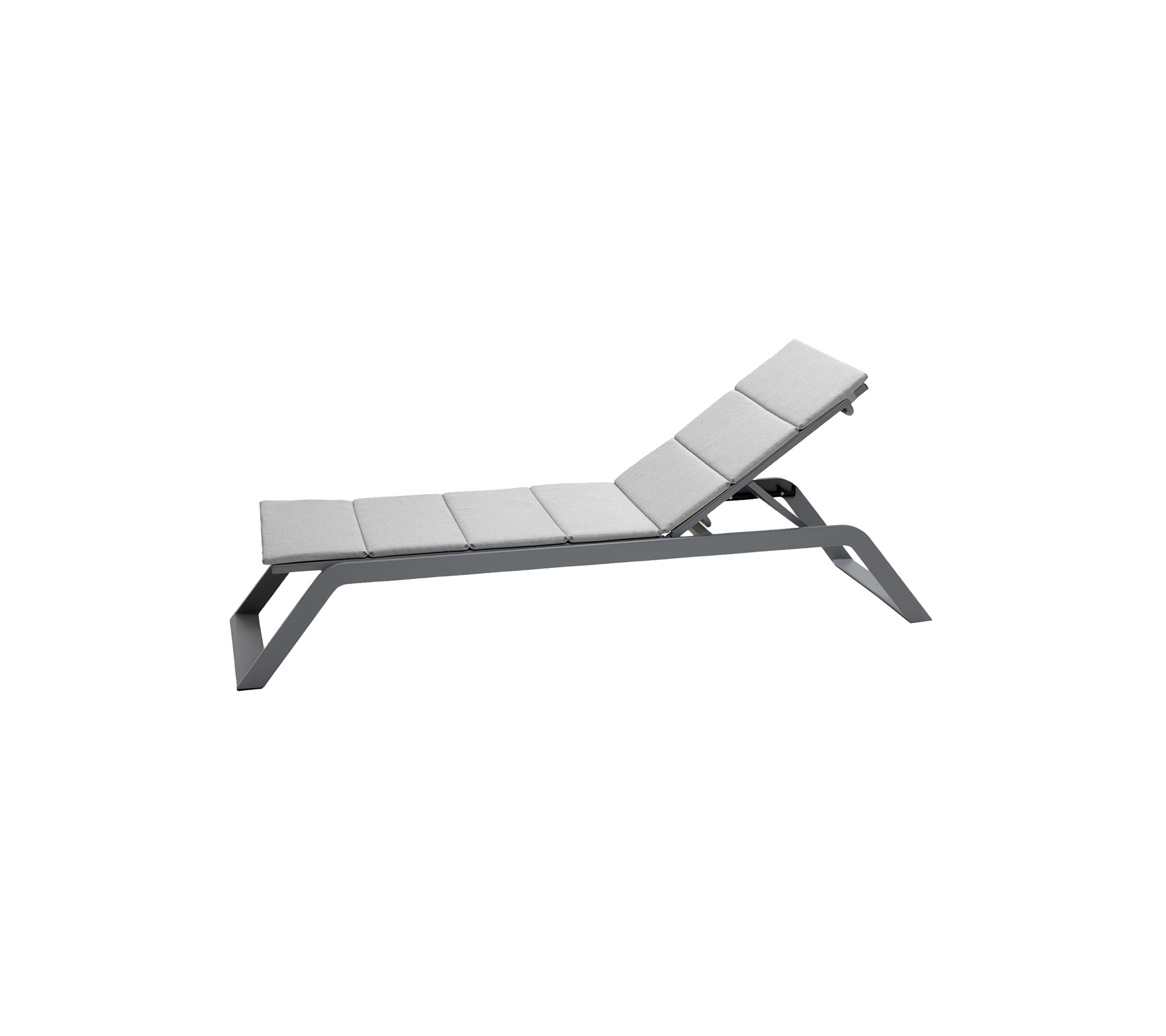 Moderne loungestoel met een slank, grijs frame en gevoerde zitting, ontworpen voor ontspanning en comfort.