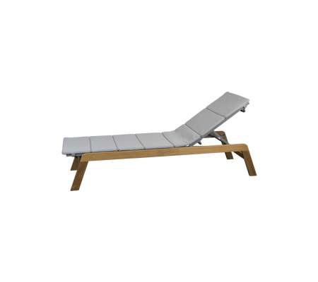 Verstelbare loungestoel met een gevoerde grijze kussen en een houten frame, ontworpen voor ontspanning en comfort.