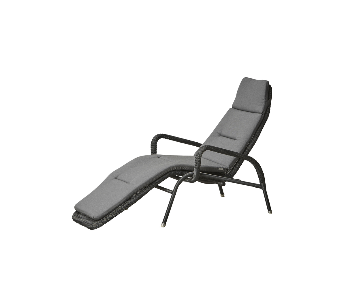 Een stijlvolle, moderne recliner met een gebogen ontwerp en een gewatteerde zitting in een neutrale grijze kleur, met stevige armleuningen en poten.