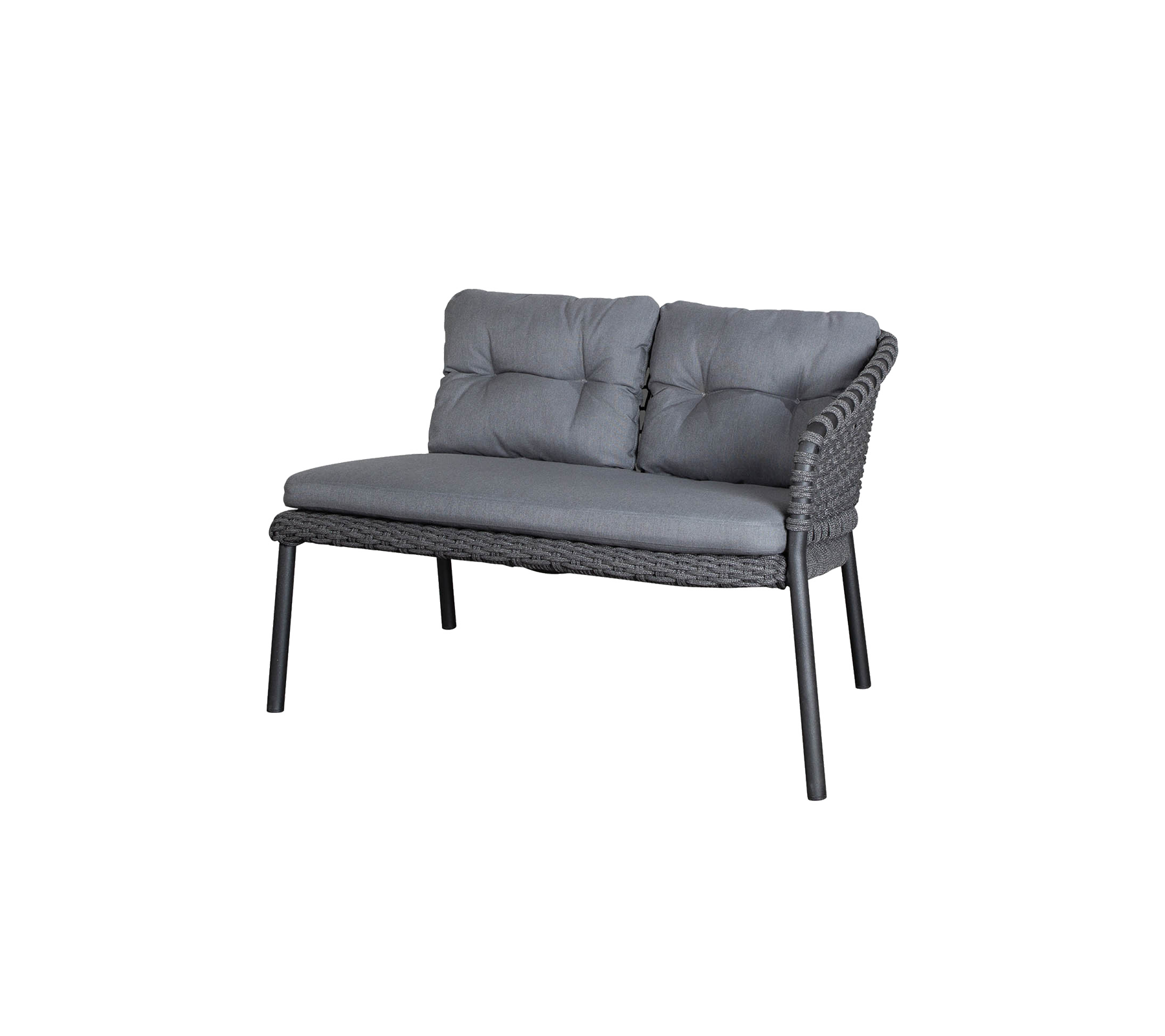 Stijlvolle tweezitsbank met grijze kussens en een geweven ontwerp, perfect voor ontspanning en comfort.