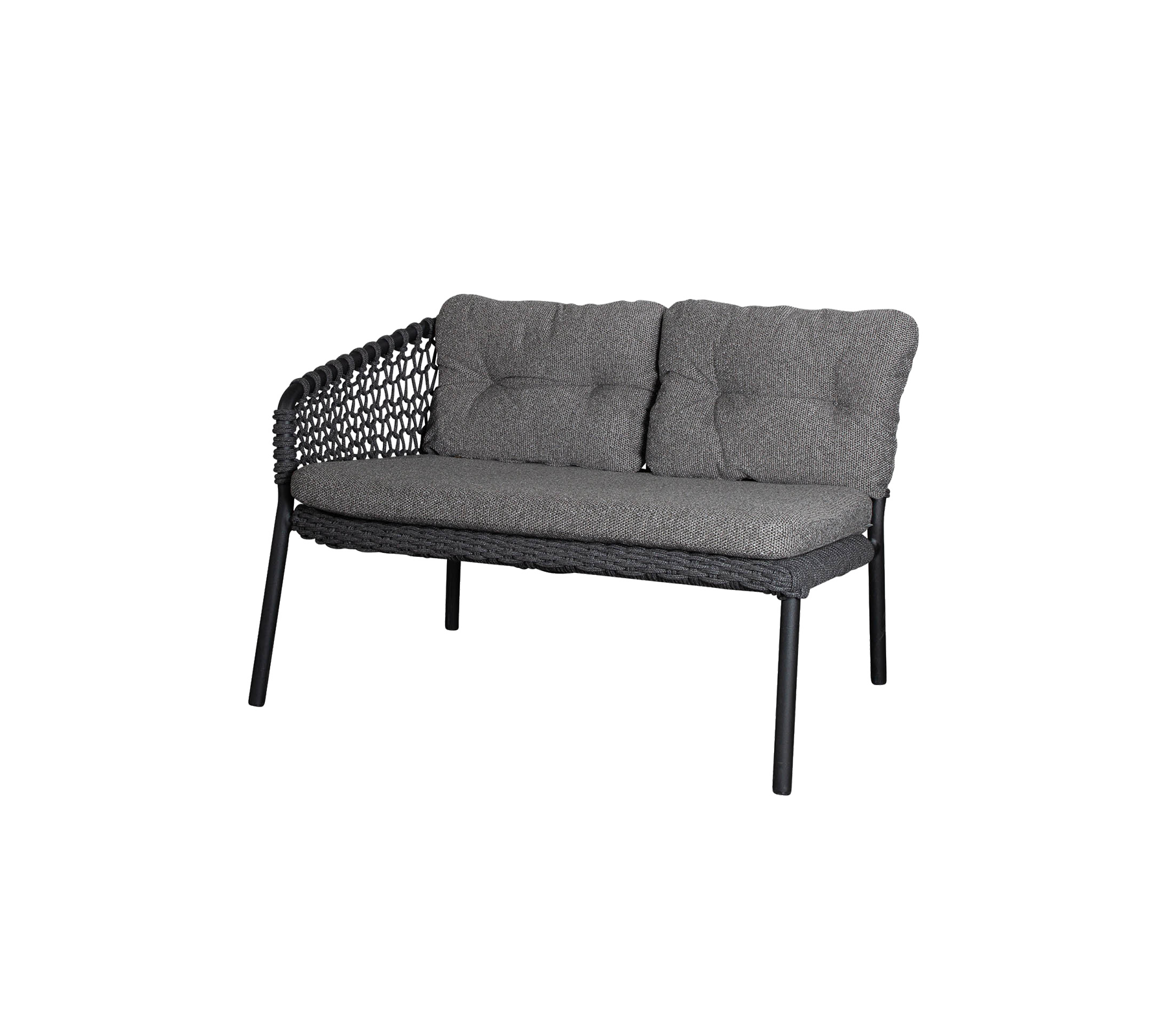 Twee-zitsbank met een grijze gestoffeerde zitting en een stijlvolle geweven rugleuning, ontworpen voor comfort en moderne esthetiek.