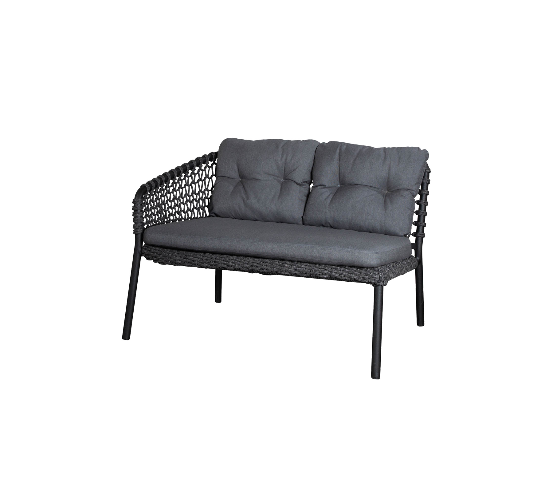 Stijlvolle tweezitsbank met een geweven frame en zachte kussens in een elegante grijze kleur. Perfect voor moderne decoratie.