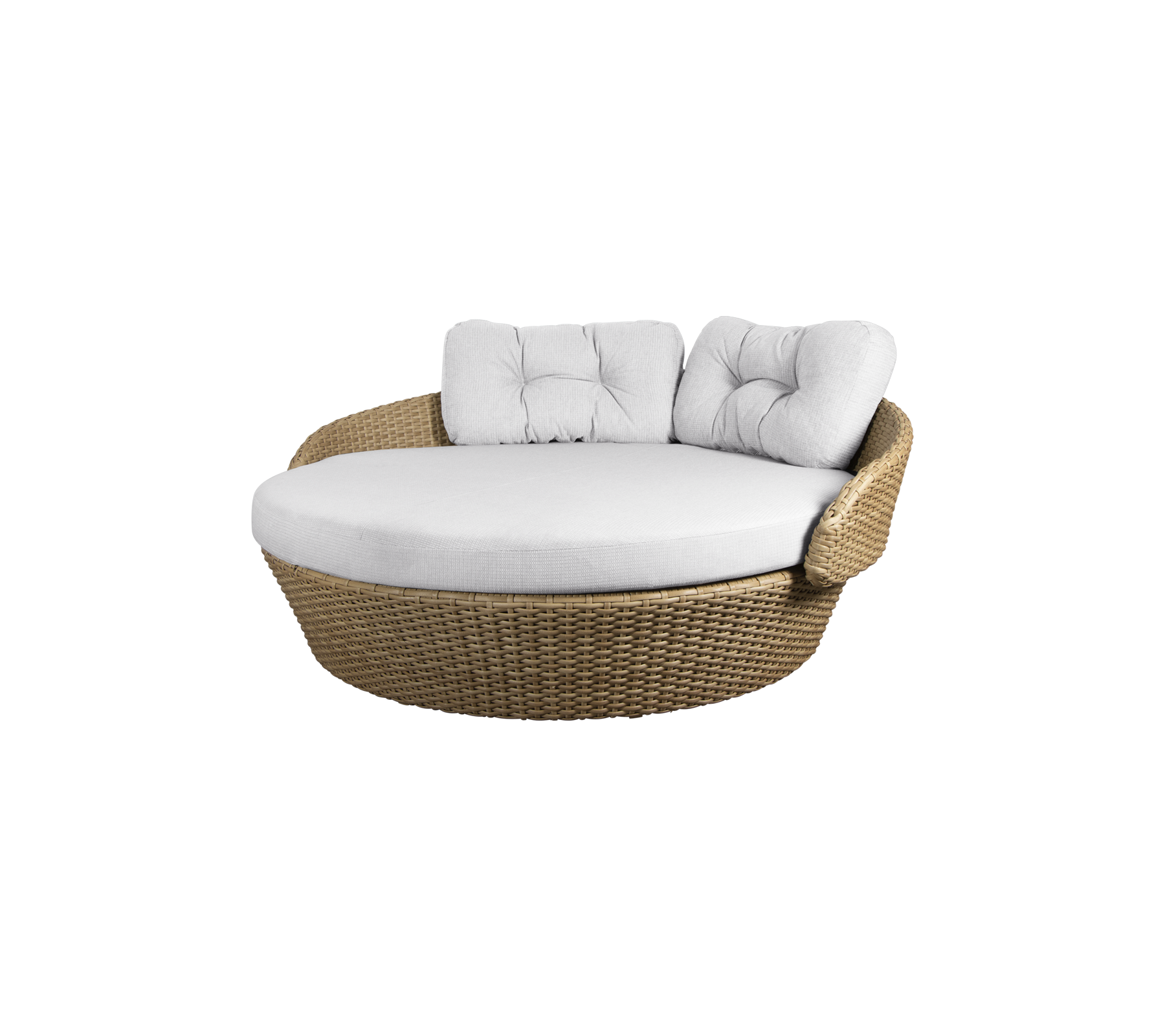 Ronde rotan lounge stoel met een zacht wit kussen en twee rugkussens voor comfort. Ideaal voor ontspanning.