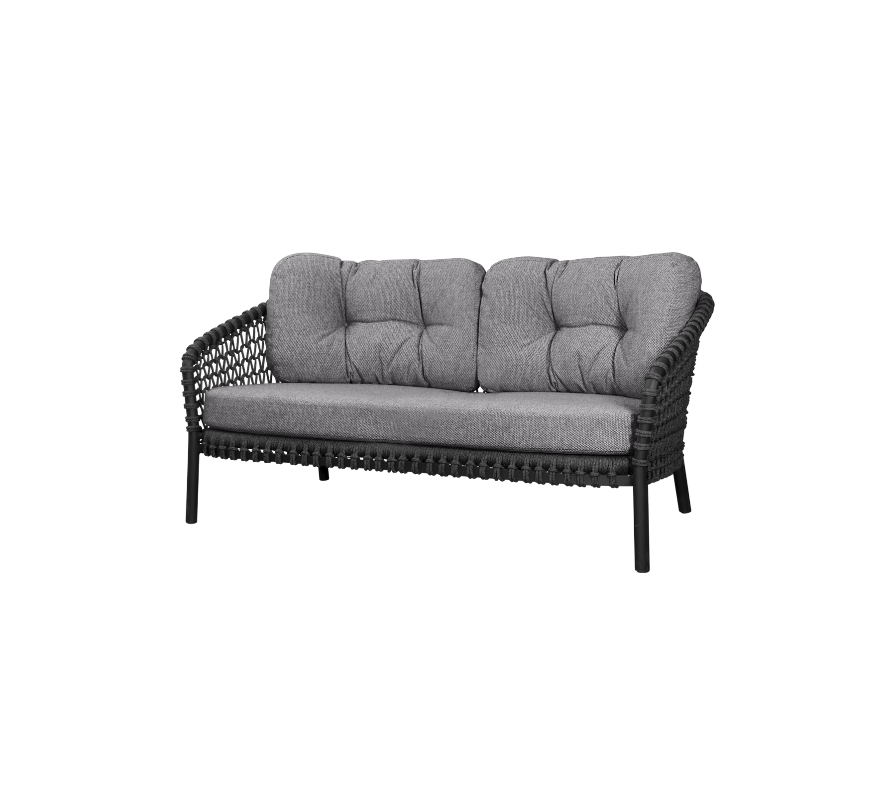 Twee-zits bank met een gevlochten frame en zachte grijze kussens, ontworpen voor comfort en stijl. Perfect voor zitplaatsen in elke ruimte.