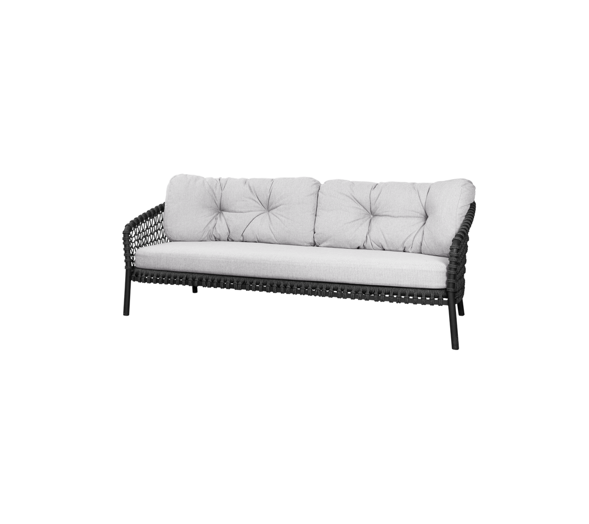 Stijlvolle sofa met een geweven frame en zachte, getufte kussens in een neutrale kleur, perfect voor comfortabele zitplaatsen.