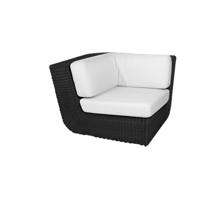 Stijlvolle hoekstoel met een slank zwart geweven ontwerp en comfortabele witte kussens, perfect voor moderne zitarrangementen.