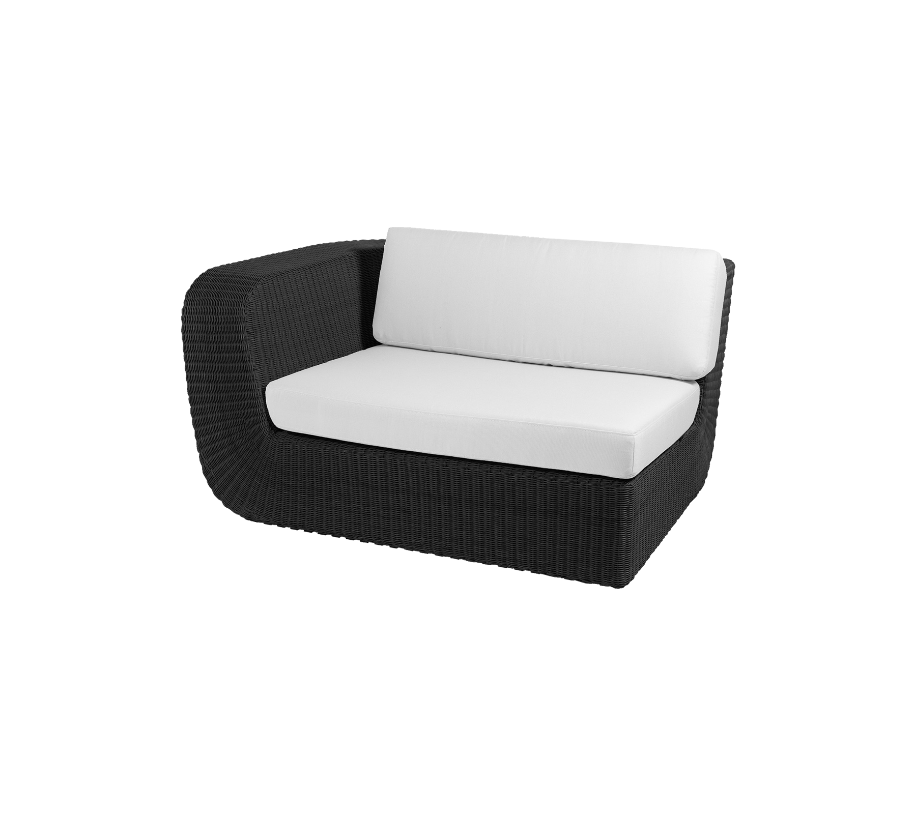 Moderne zwarte rotan loveseat met witte kussens, perfect voor gezellige zitplaatsen en stijlvolle binnen- of buitendecoratie.