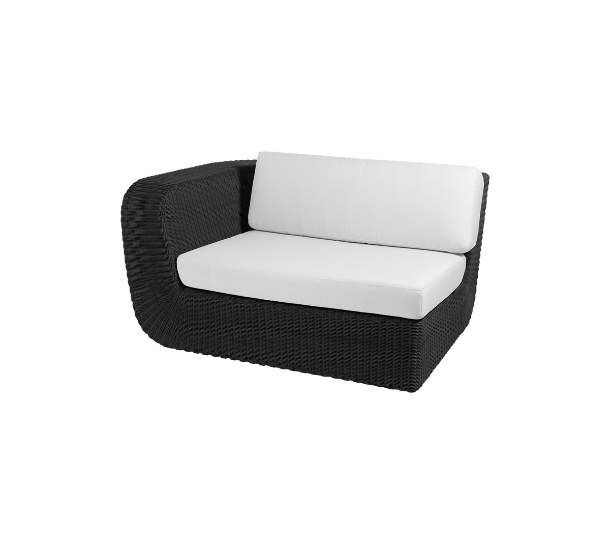 Moderne zwarte rotan loveseat met witte kussens, perfect voor gezellige zitplaatsen en stijlvolle binnen- of buitendecoratie.