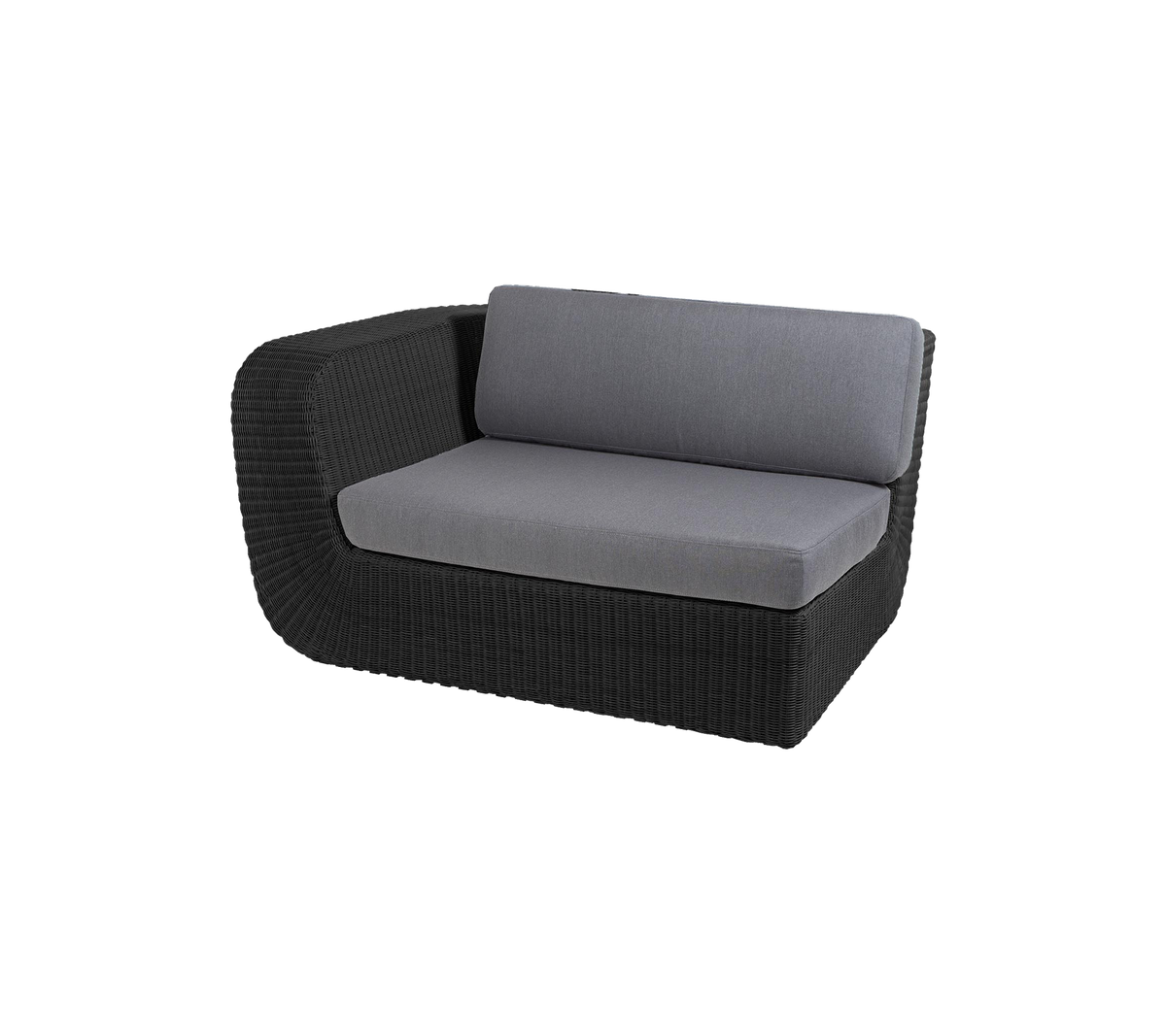 Moderne tweezitbank met een slanke zwarte rattenframe en zachte grijze kussens voor comfort en stijl. Ideaal om te ontspannen.