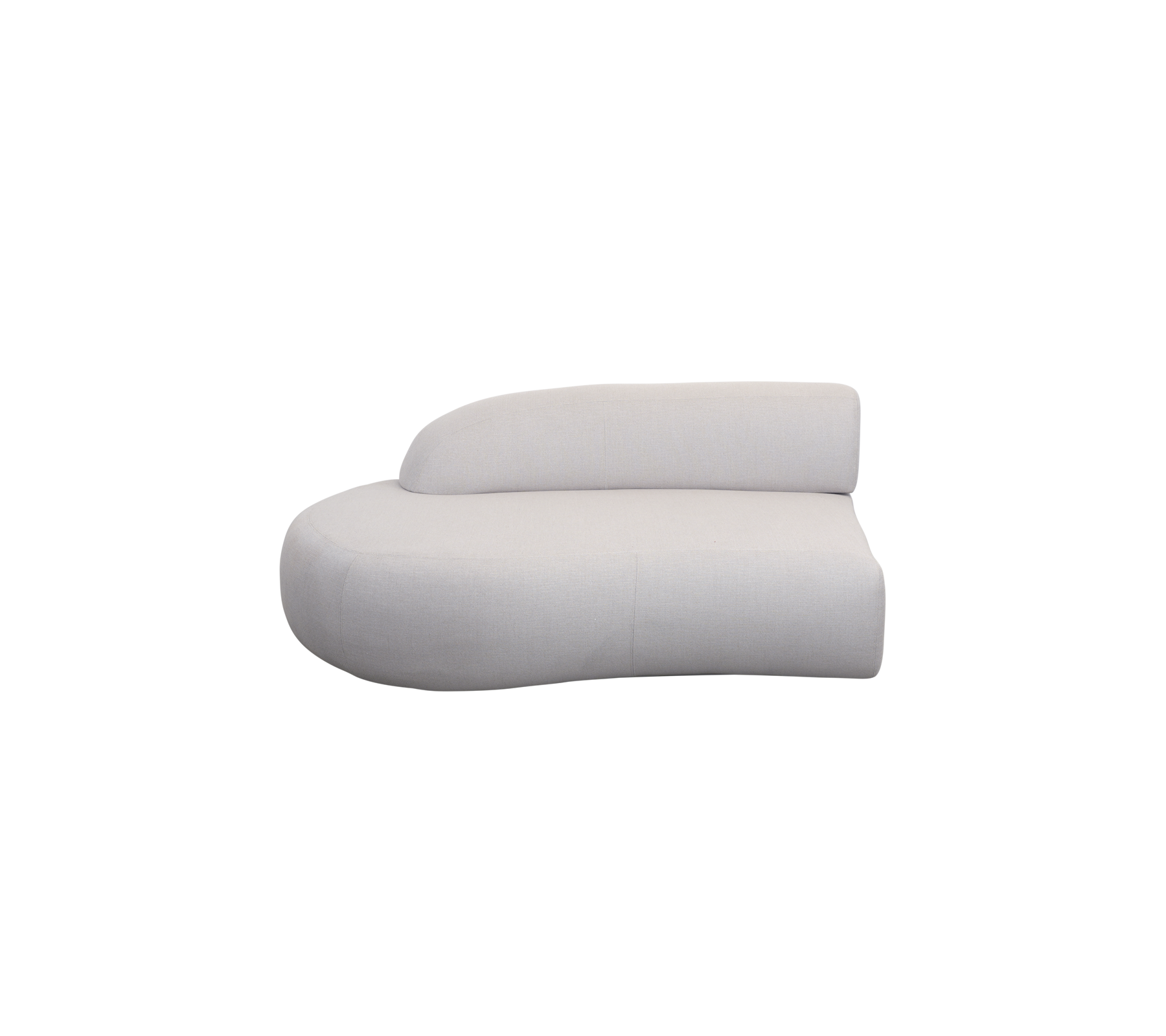 Gebogen, moderne bank in een zachte witte bekleding met een uniek asymmetrisch ontwerp voor stijlvolle zitplaatsen.