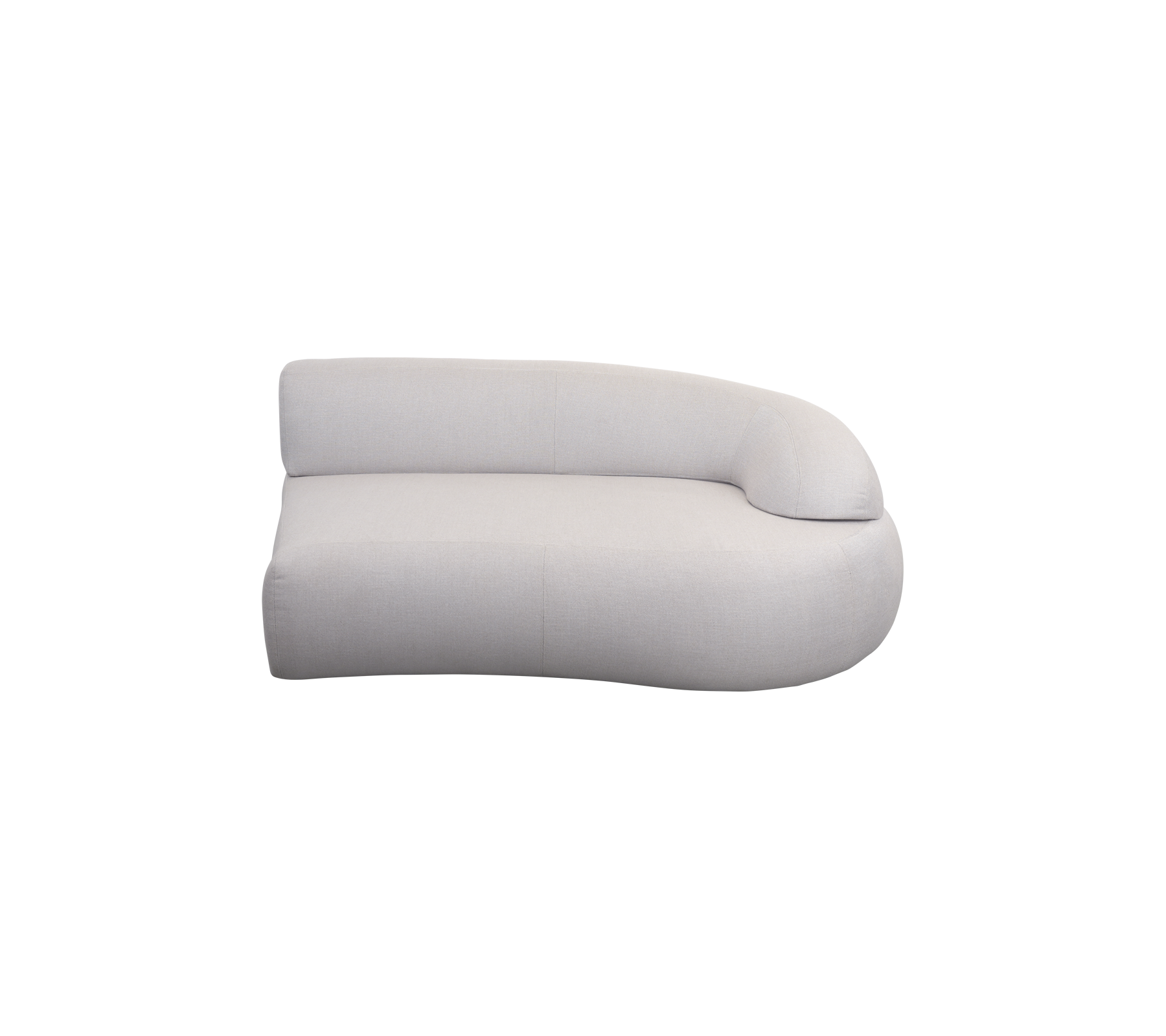 Gebogen, moderne bank in zacht, neutraal stof met een minimalistisch ontwerp en een gladde, ronde armleuning.