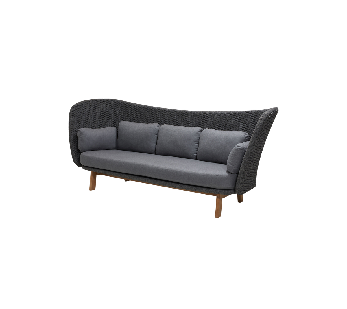 Stijlvolle driezitsbank met een geweven ontwerp en zachte grijze kussens, ondersteund door houten poten voor een uitnodigende uitstraling.