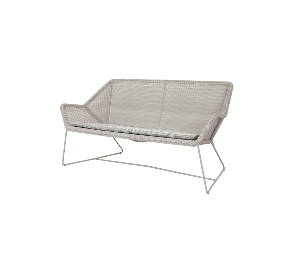 Lichtgrijze moderne bank met een strak ontwerp.