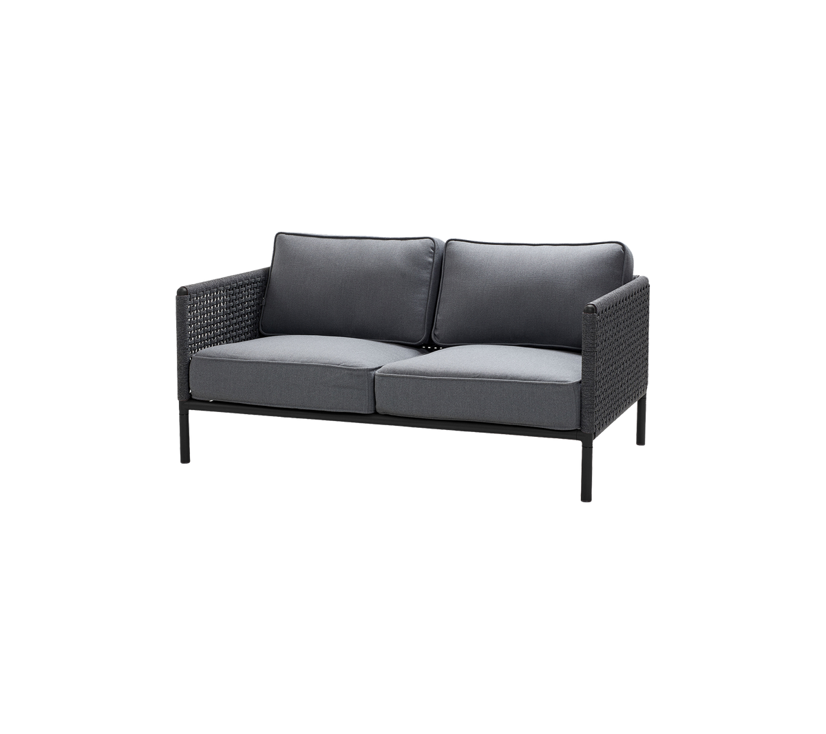 Tweedelige sofa met een slank zwart frame en donkergrijze kussens, ontworpen voor comfort en stijl. Perfect voor informele zitruimtes.
