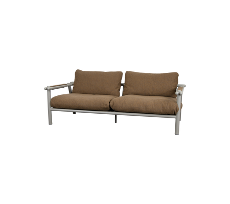 Een comfortabele tweezitsbank met zachte bruine kussens en een slank metalen frame, ideaal voor ontspanning en stijl.
