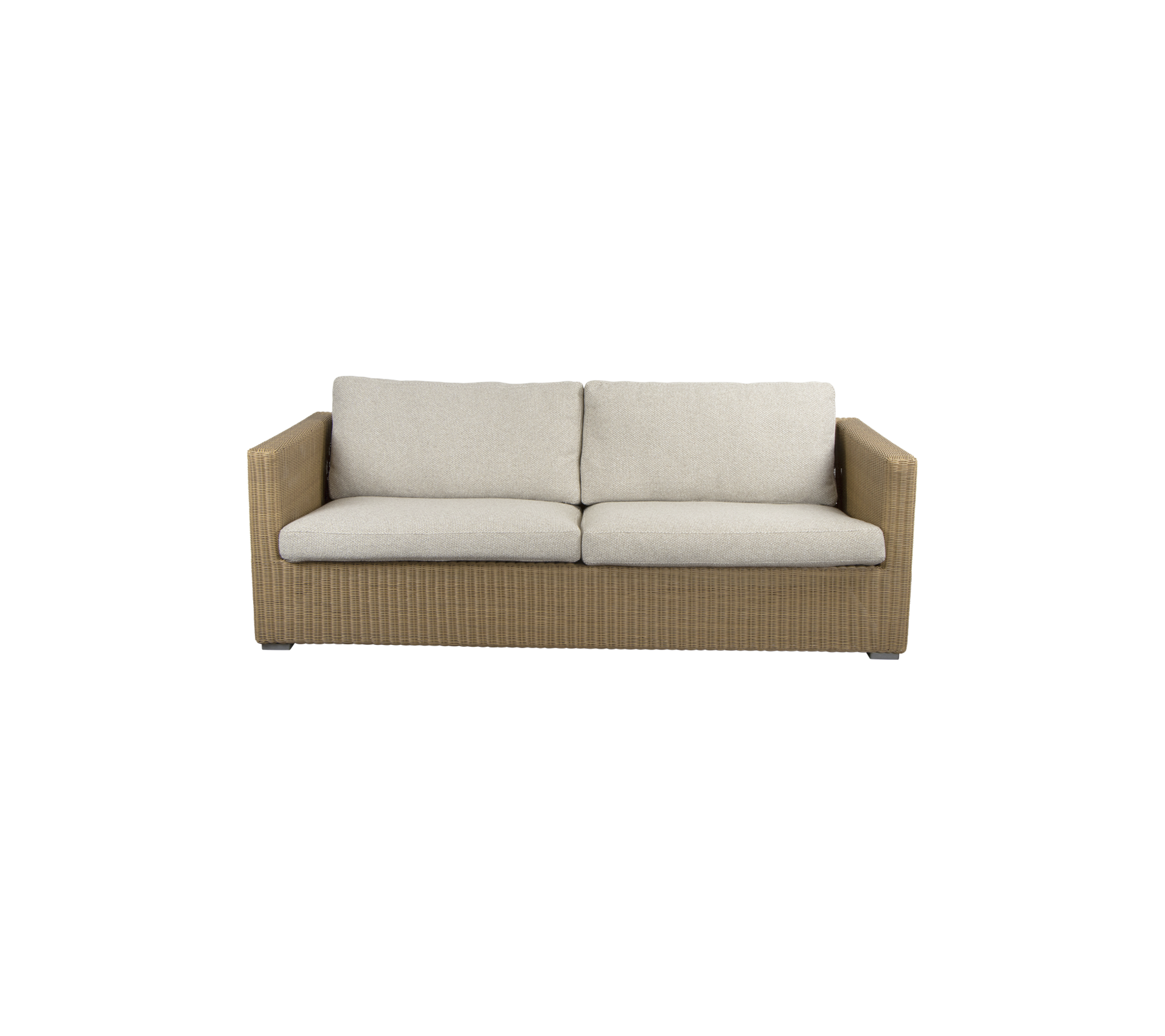Een stijlvolle, tweepersoonsbank met een geweven basis en zachte, neutraalgekleurde kussens voor comfort en modern design.