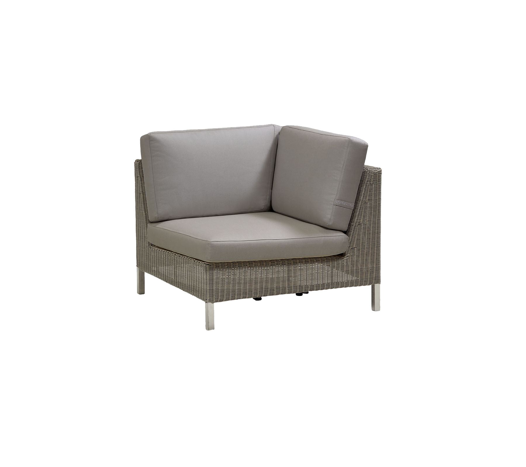 Stijlvolle hoekzitunit met een gevlochten frame en pluche kussens in neutrale tinten, perfect voor moderne decoratie.