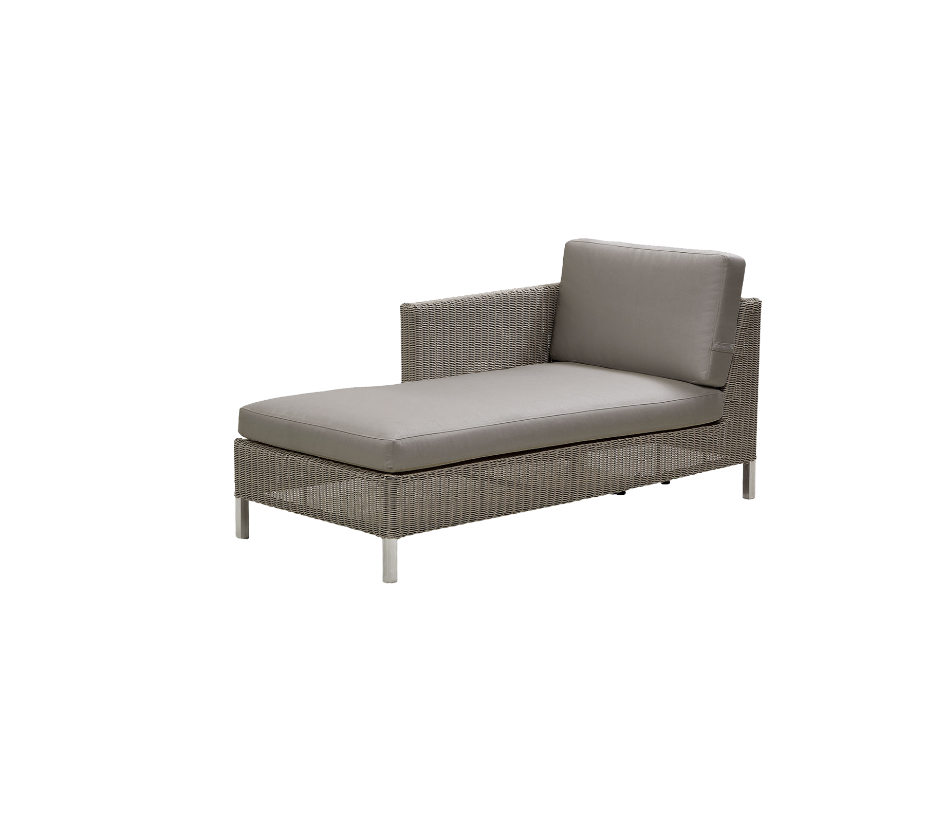 Stijlvolle loungestoel met een geweven frame en een luxe grijs kussen, perfect voor ontspanning en buitenruimtes.