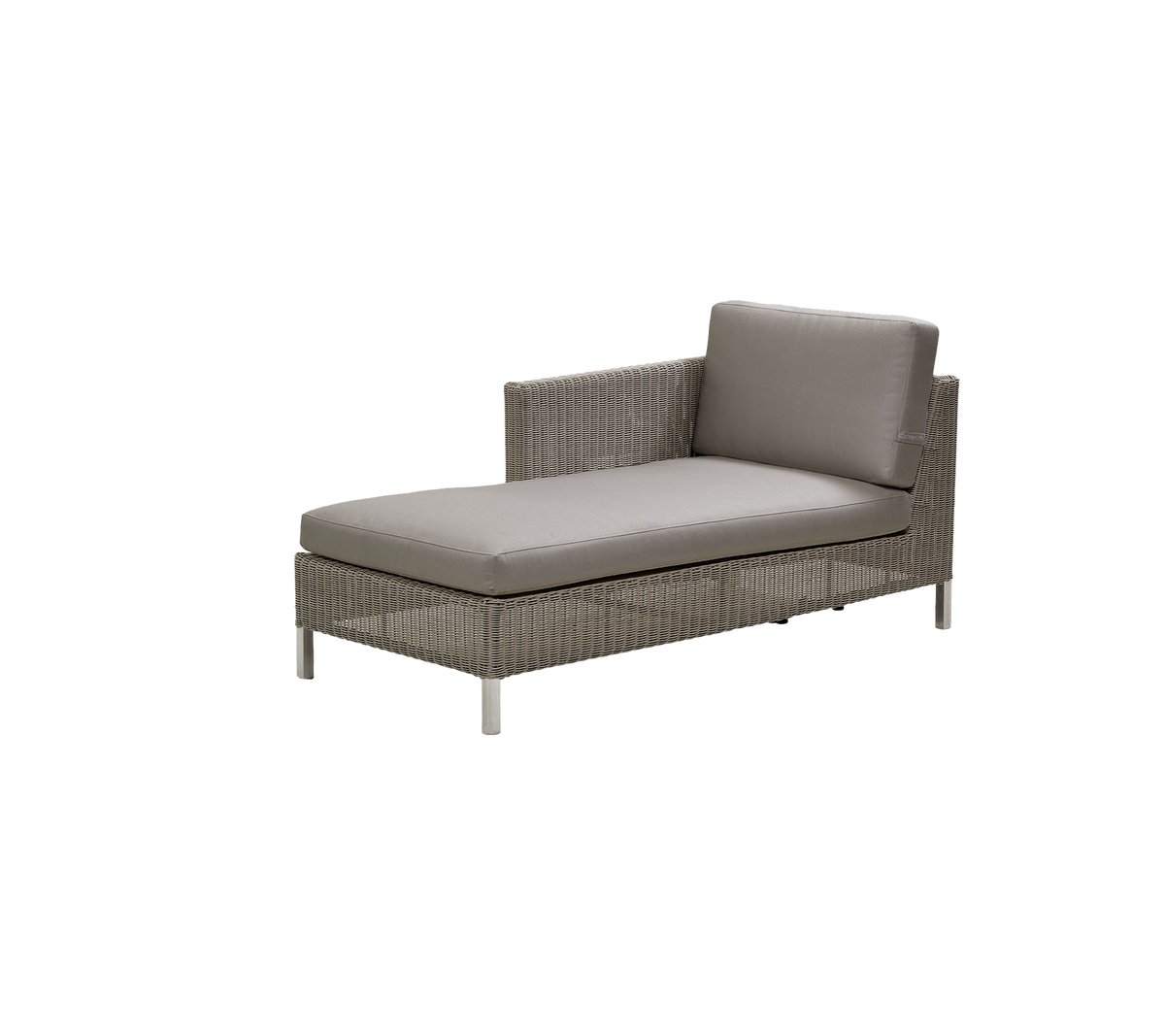 Stijlvolle loungestoel met een geweven frame en een luxe grijs kussen, perfect voor ontspanning en buitenruimtes.