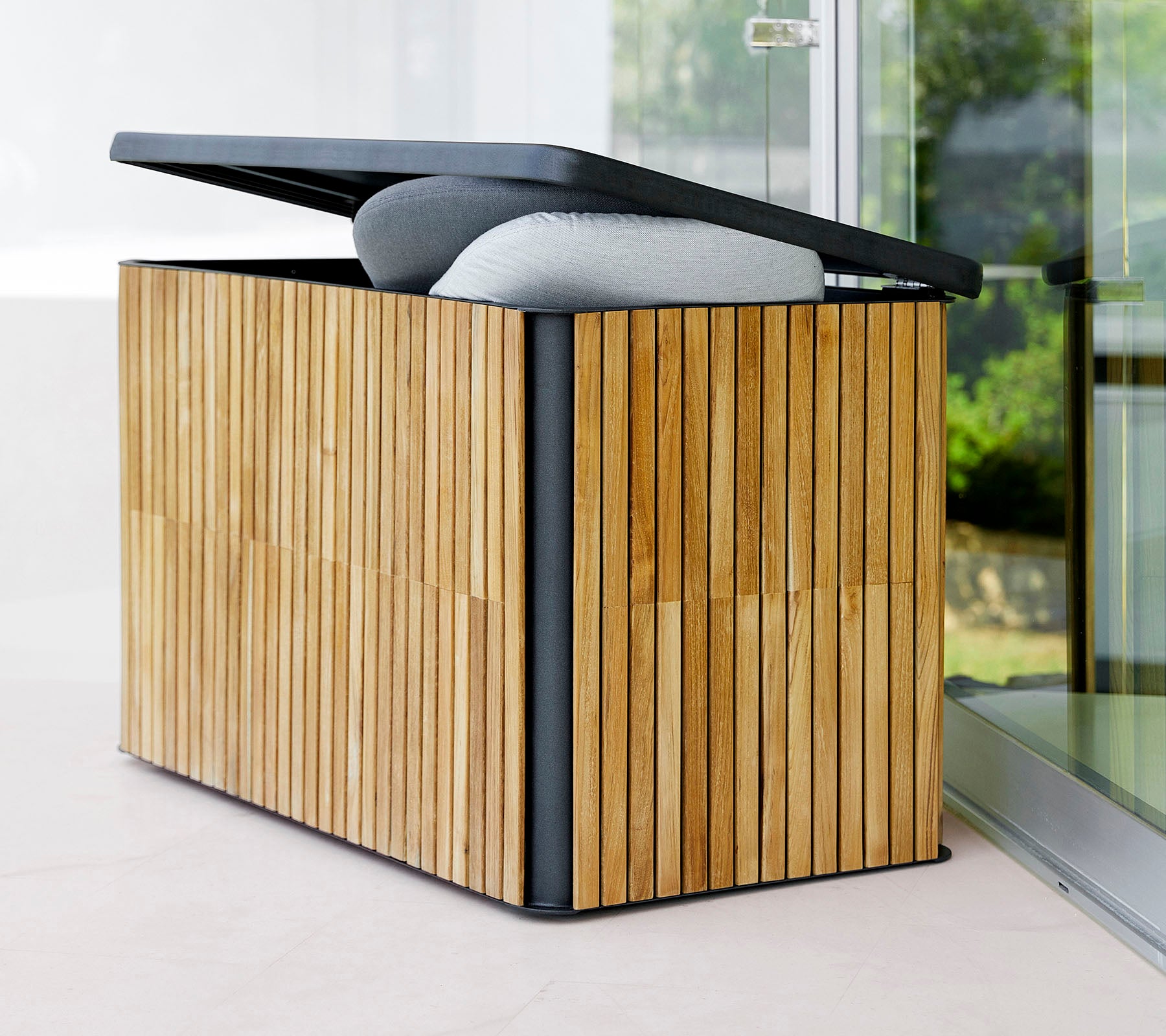 Stijlvolle opbergdoos met een houten buitenkant met latten en een scharnierend deksel, met een gewatteerde bovenkant voor extra comfort en functionaliteit.