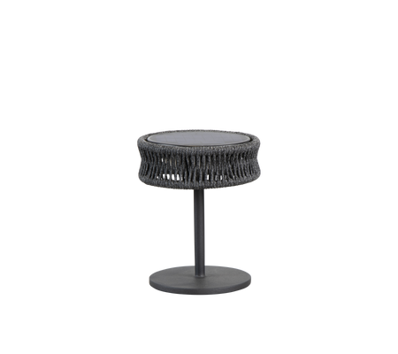 Ronde bijzettafel met een gestructureerd geweven ontwerp en een slanke metalen basis, ideaal om stijl toe te voegen aan elke ruimte.