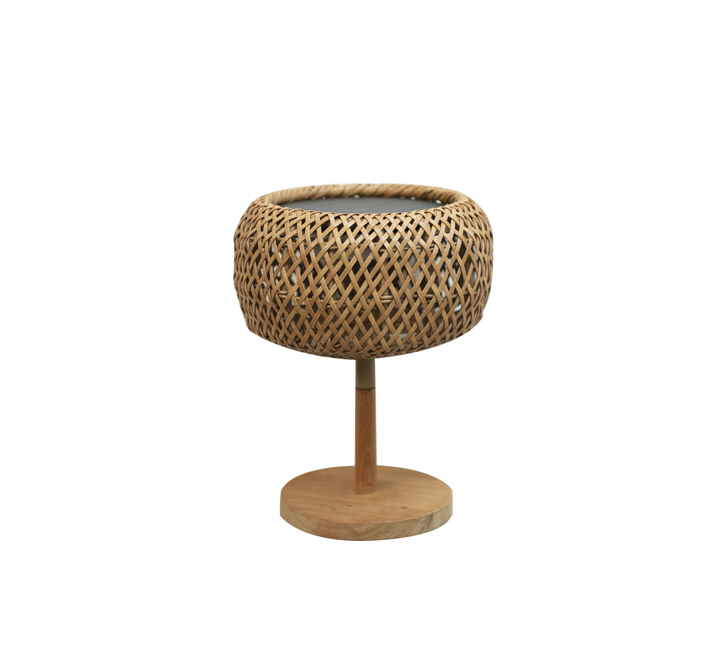Moderne natuurlijke plantenpot met een geweven ontwerp en ronde basis.