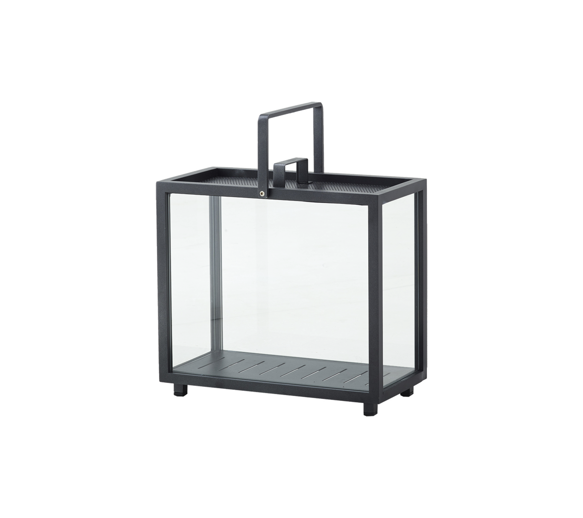 Een decoratieve lantaarn met een glazen lichaam en een metalen frame, met een handvat voor gemakkelijke draagbaarheid. Ideaal voor het vasthouden van kaarsen of lichten.