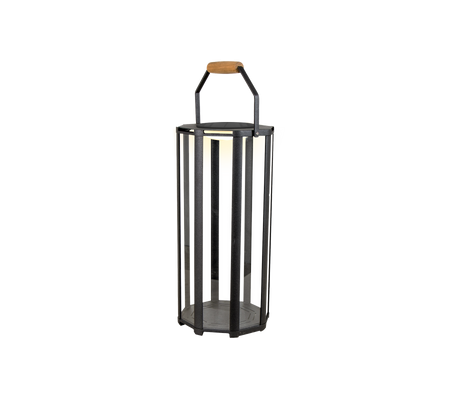 Een cilindrische lantaarn met een metalen frame met verticale stangen en een houten handvat, ontworpen voor LED-verlichting.