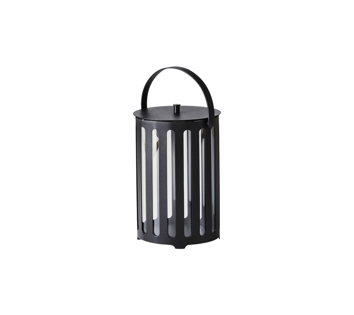 Zwarte lantaarn met cilindrisch ontwerp, verticale sleuven en een handvat voor eenvoudig dragen. Geschikt voor decoratieve verlichting.