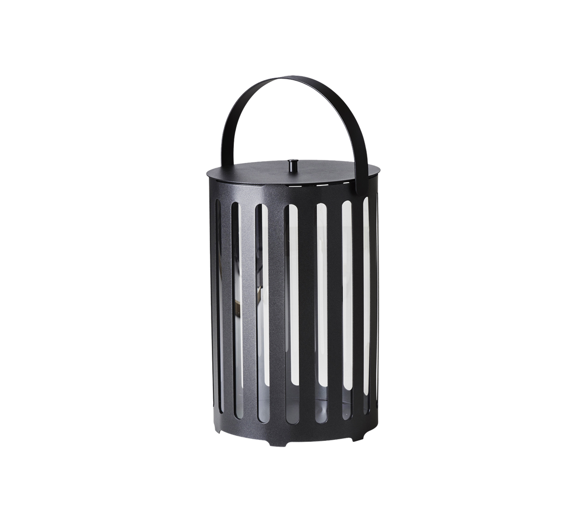 Zwart metalen lantaarn met verticale lamellen en een handvat, ontworpen voor decoratieve verlichting.