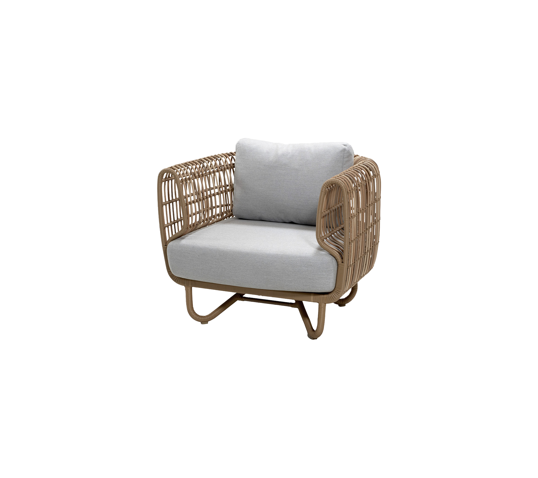 Stijlvolle fauteuil met een geweven frame en een comfortabele grijze kussen, perfect voor gezellige zitplaatsen in elke ruimte.